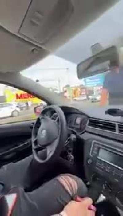 POV: Cordobeses se llevaron puestos a dos policías