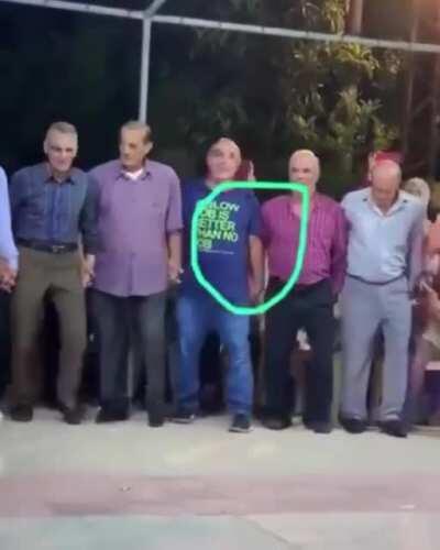 Moruk baskılı tişört giyiyorum stilim bu yha ne ingilizce öğrenmek mi boş şeylere harcayacak vaktim yok