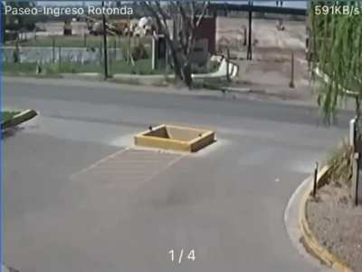 Guaymallén: Joven caminaba mirando su celular y se lo tragó un zanjón, salió por sus propios medios ileso