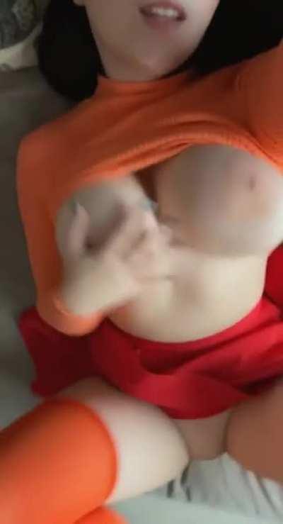 Velma and her body by Miniloona