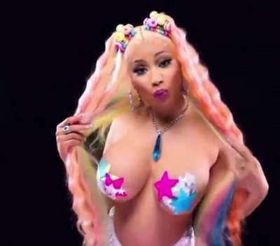 Nicki in slow mo 😍