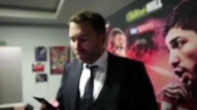 Varane reading text messages from Zidane.