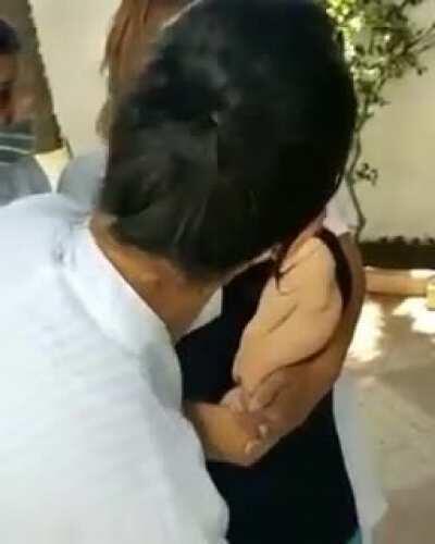 velhinha tomando vacina