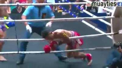 Jumping head kick KO from Banluerit Siwatcharatchai against Praewprao PetyindeeAcademy 2017