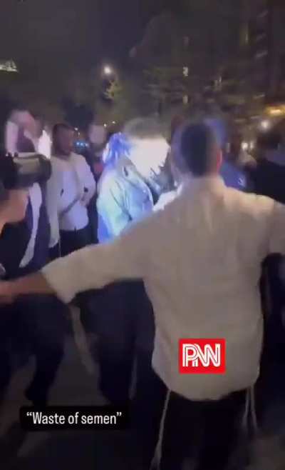 Zionist Mob in NYC chases lone woman and chants “Death to the Arabs!” in Hebrew