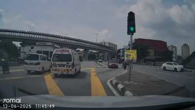 Who tf let them drive ?!?!