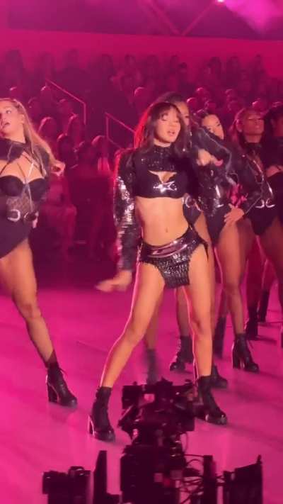 Lisa's captivating performance of her hit 