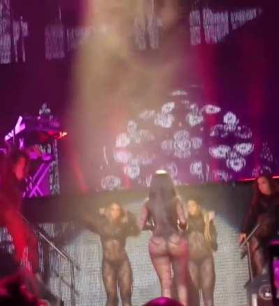 She walk past, I press rewind