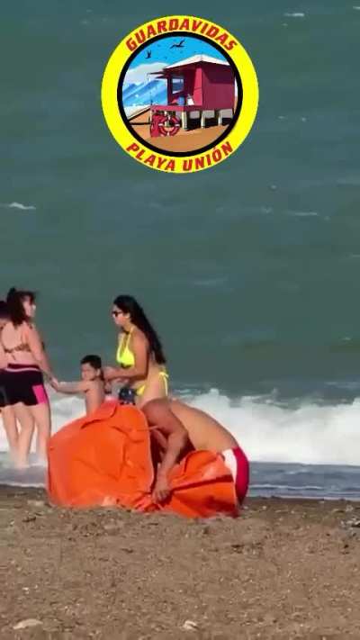 Tremenda atajada de un guardavida de Playa Unión