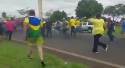 Motorista tenta furar bloqueio bolsonarista e atropela algumas pessoas