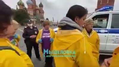 Застегнитесь и не провоцируйте! Неожиданно, однако Активисты из «Отрядов Путина» приперлись на Красную площадь, чтобы «попеть» и «поснимать тиктоки», но их попросили «застегнуться, чтобы не провоцировать людей», а затем задержали и доставили в отдел.