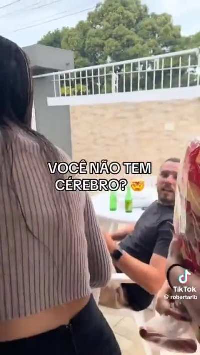 Claramente elas estão erradas. 