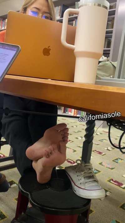 Oblivious cutie + white toes + smelly feet + public setting = peak foot content