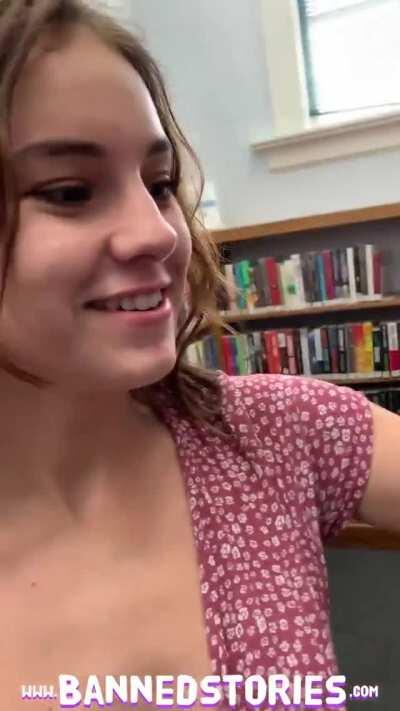 Fetiche en la biblioteca 😁👌