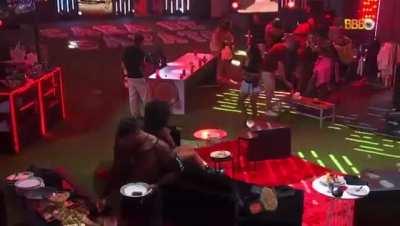 Paula levantando saia na festa