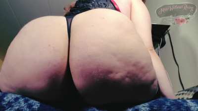 Would you let me smother you with my ass? 😈