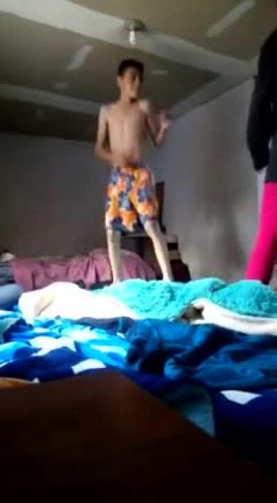 increibles movimientos de niño tercer mundista (denmen gramos pls quiero salir en el mclmi)