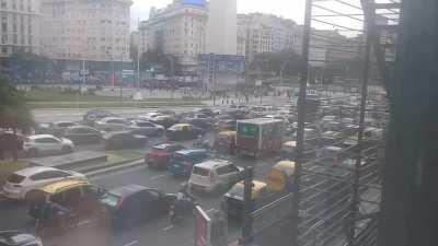 Hoy en medio de la marcha del 29/03/21. A una ambulancia del SAME se le complica avanzar debido a la manifestación en el obelisco.