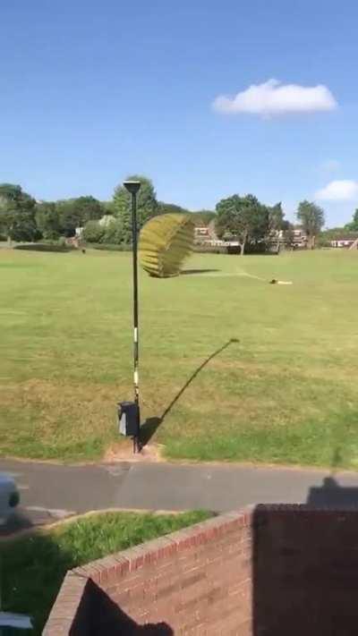 O que poderia dar errado se eu tentasse usar um paraquedas em um dia ventoso?