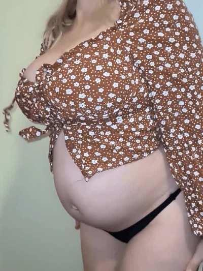 I create custom pregnant content for my fans! Link in comments 👇