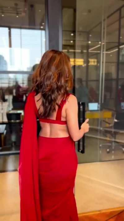 Pooja Hegde stunning in Red Saree❤️