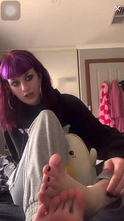 @blarbiethebetterbarbie was live showing off her beautiful hot sexy soles on a lovely wonderful Monday afternoon time!! Part 6