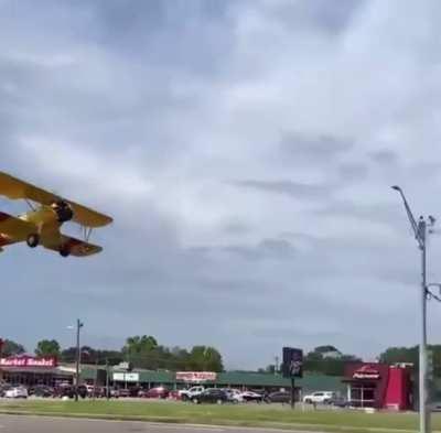 Plane crash lands on highnlway near Houston.