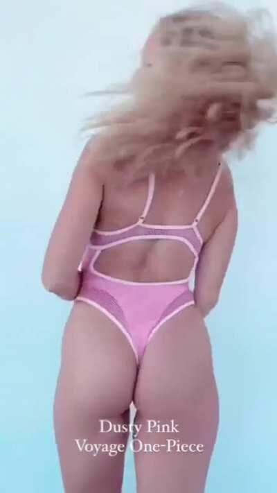 Julia Tychoniewicz (@juliamellort)