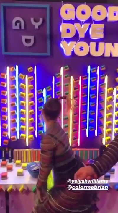 Hayley twerking at Sephora Event