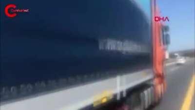 İstanbul'da arabayı geriye doğru kilometrelerce süren adam.