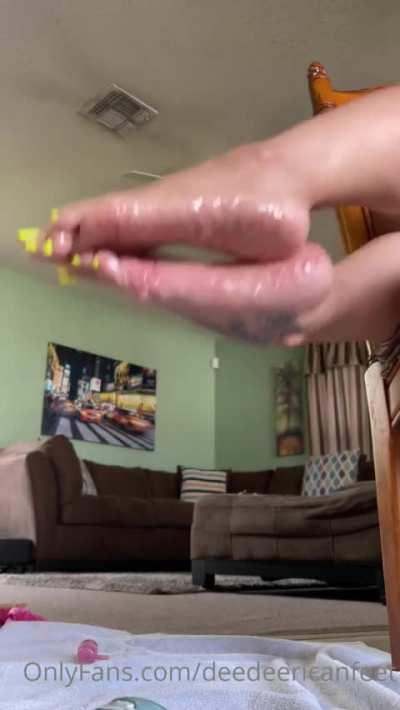 DeeDeeRican Oiling Her Soles