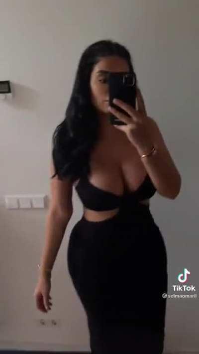 Zullen we haar gewoon gangbangen met deze hele community 🤔