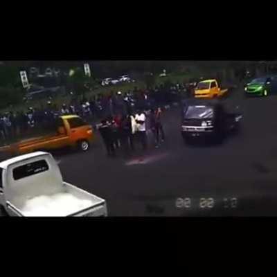 Indonesia banyak orang kaya, banyak yang punya mobil 2 pintu