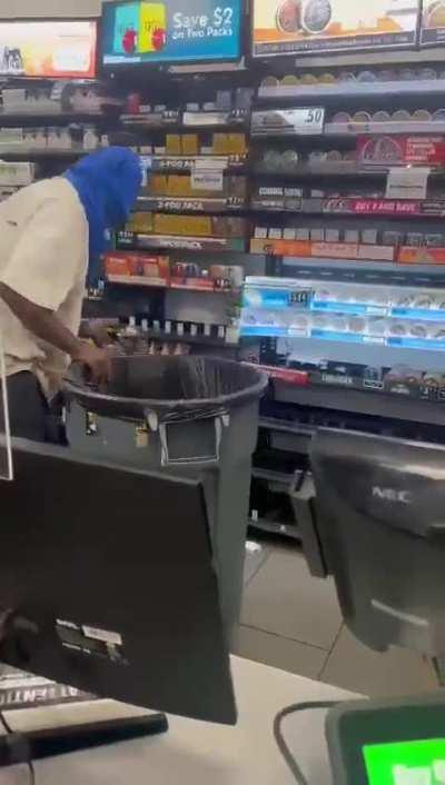 Indian shop owner beats up thief in America 