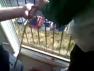 Hanging on the balcony using a thin rope