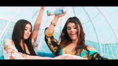 AmyClaire canta in clipul lui abi