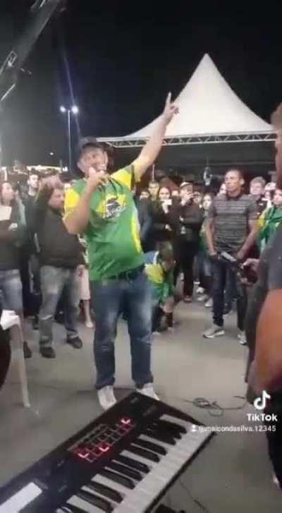 bolsonarista abandona Bolsonaro e agora pedem golpe sem ele