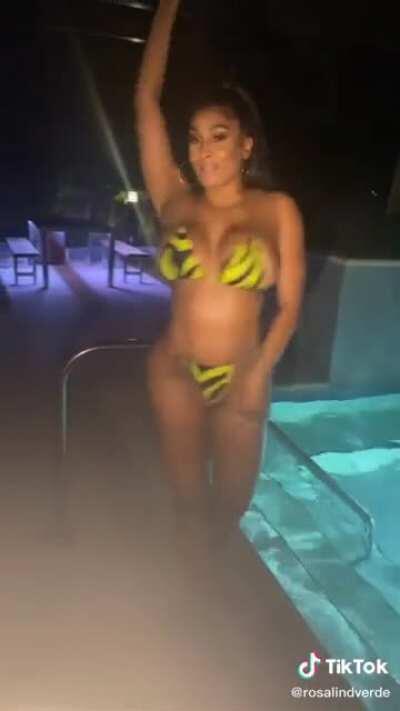 emagine the back shots 😳🍒