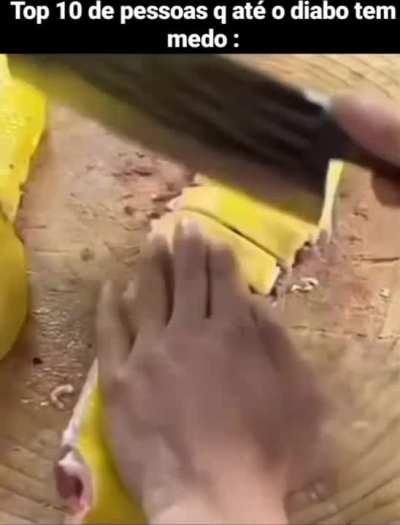 O cara com o dedo colado na faca 