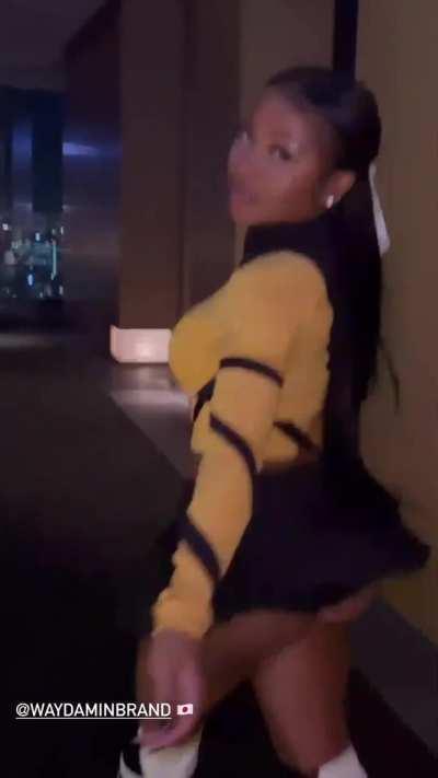 A whole lotta ass in 12 sec 