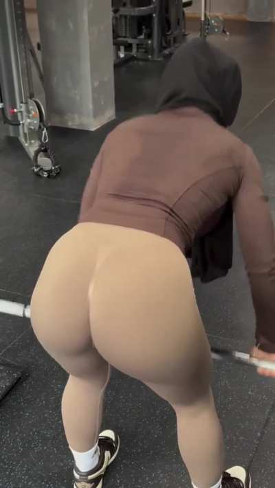 Oky working out her “back” 🍑