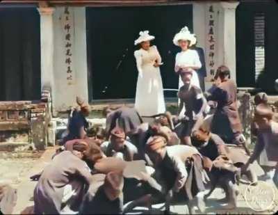 Wife and daughter of Governor-General Paul Doumer throwing small coins in front of Annamite children in French Indochina (current Vietnam), between April 1899 and March 1900, filmed by Gabriel Veyre