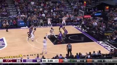 [Highlight] Mitchell showing off the moves splitting the pick and finishing with a Eurostep