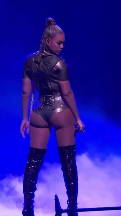 It's her SEASON 🤤💦