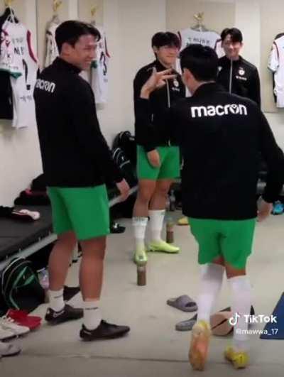 221203 Korean football national team listening and dancing to LOVE DIVE