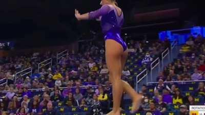 Nicoletta “Greek Goddess” Koulos 🇬🇷💛💙🤍 on the beam