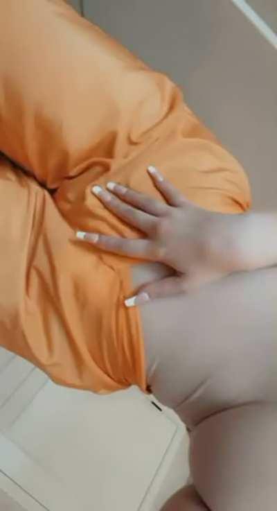 5’1 with a tiny waist and huge tits