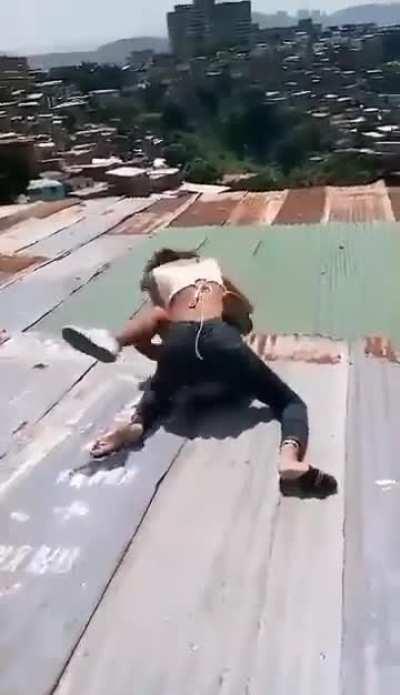 Two venezuelan women get into a fight, then break a roof and both fall through it