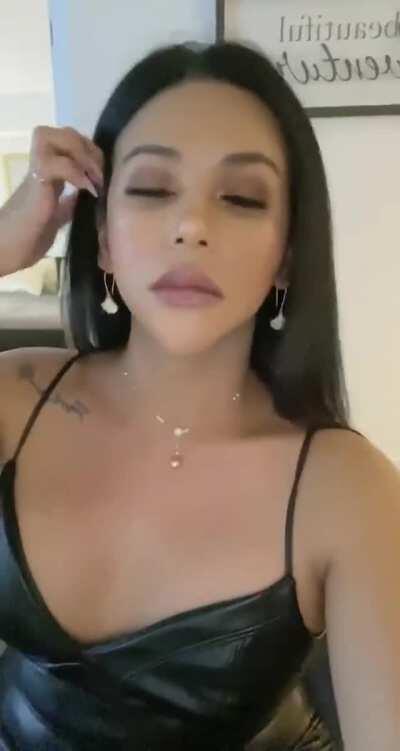 A fan under the table. Foxy Anastasia (gif)