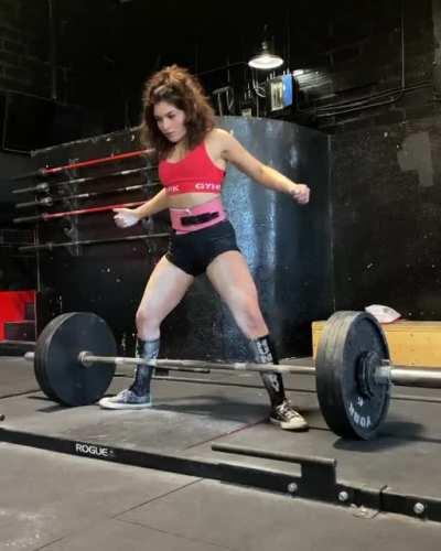 19 y/o woman deadlifts 150kg (330lb) at a bodyweight of 47kg (104lbs)